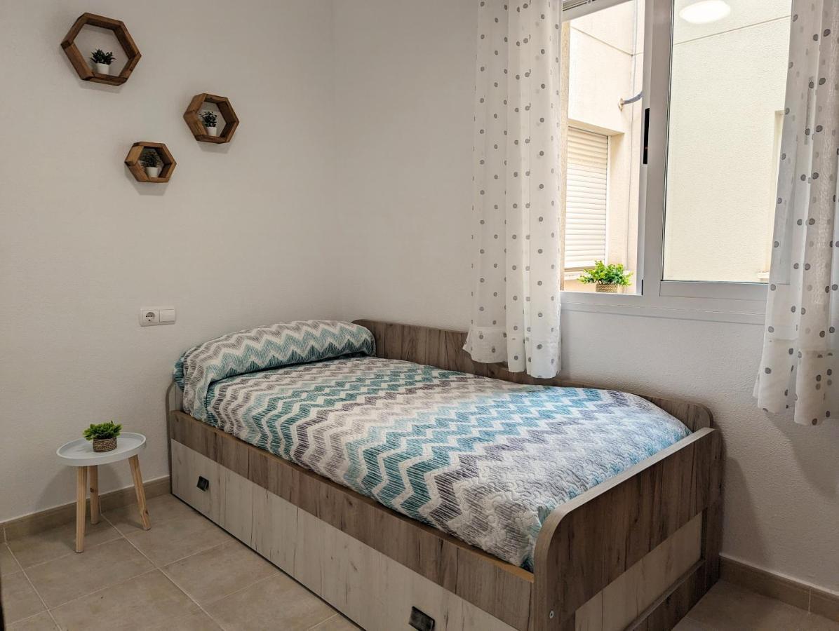 Apartamento Las Palmeras - Con Terraza, Barbacoa, Aire Acondicionado Y A 250M De La Playa! Los Alcázares Kültér fotó