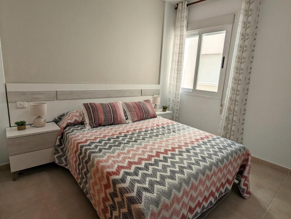Apartamento Las Palmeras - Con Terraza, Barbacoa, Aire Acondicionado Y A 250M De La Playa! Los Alcázares Kültér fotó